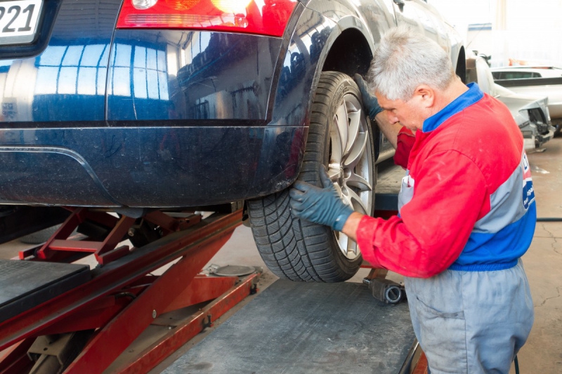 ecommerce-ESCRAGNOLLES-min_auto_repair_repair_lift_auto_mechanic_work_clothes_master_professional_man_of_the_fold-685629