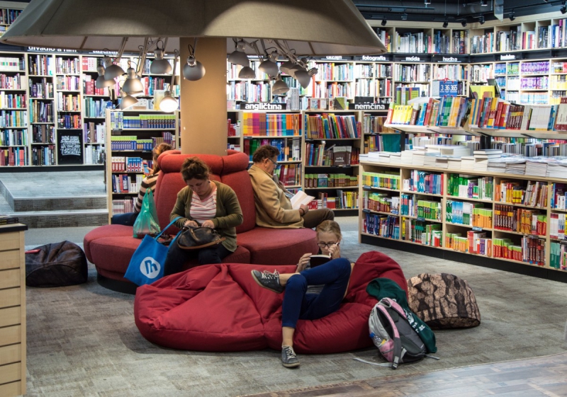ecommerce-ESCRAGNOLLES-min_books_bookstore_book_reader_readers_reading_shop_sale_books-849006