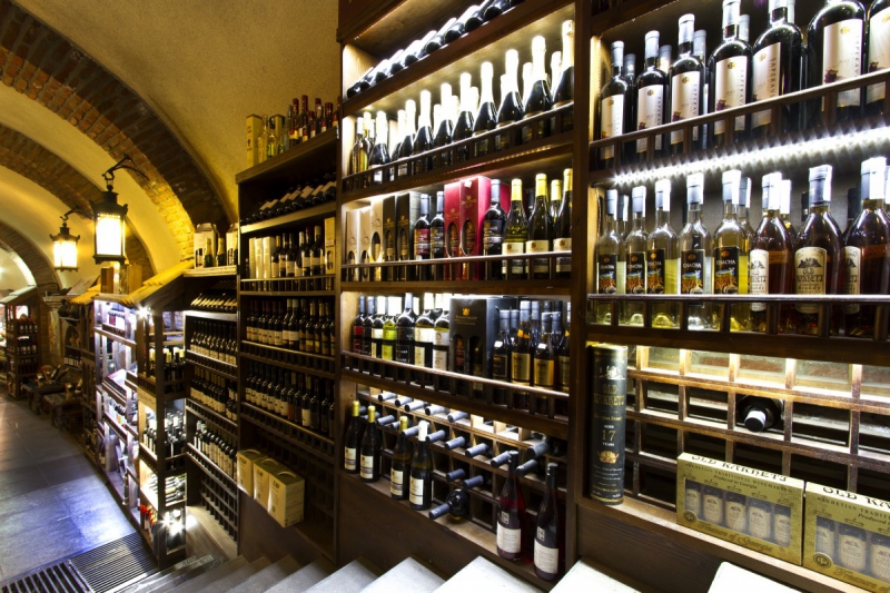 ecommerce-ESCRAGNOLLES-min_world_street_travel_shop_canon_georgia_wine_bottles-429767
